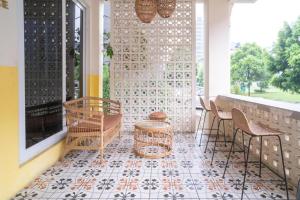 um pátio com cadeiras e uma mesa num piso de azulejo em Behomy 3C Residence near ICE BSD em Tangerang