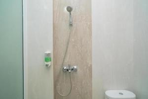 een douche in een badkamer met toilet bij Behomy 3C Residence near ICE BSD in Tangerang