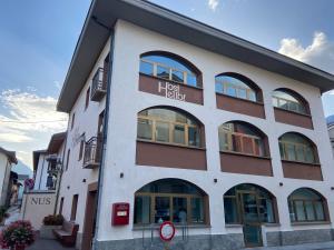 un edificio con un cartello sul lato di HostHello Nus a Nus