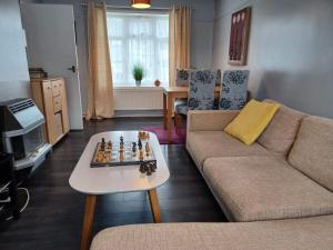 A seating area at Poynters House - Huku Kwetu Luton & Dunstable - Spacious 2 Bedroom- Suitable & Affordable Group Accommodation - Business Travellers