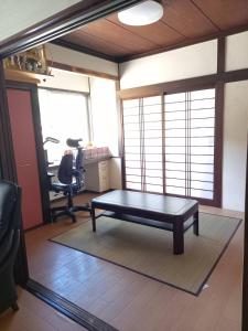 福島にあるTakumisou1のリビングルーム(コーヒーテーブル、デスク付)