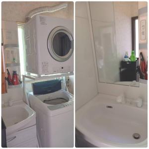 twee foto's van een badkamer met een wasmachine en een wastafel bij Takumisou1 in Kiso-fukushima