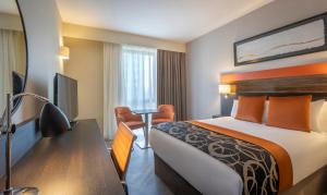 una camera d'albergo con letto e TV di Clayton Hotel Cardiff a Cardiff