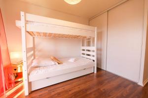 małą sypialnię z łóżkiem piętrowym w obiekcie La Pause annécienne appartement familial w Annecy +37 zdjęć