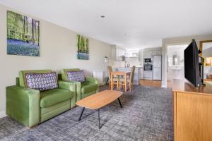 sala de estar con sofá verde y mesa en Thurnham Hall Resort, en Cockerham