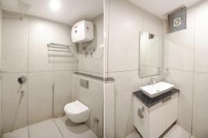 グルガオンにあるFabHotel YY Residencyのバスルーム(トイレ、洗面台付)