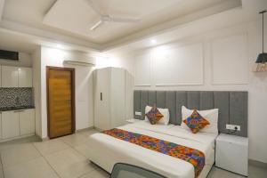 Giường trong phòng chung tại FabHotel YY Residency