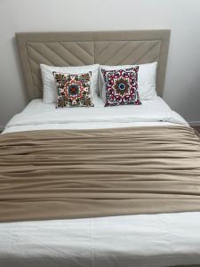 Postel nebo postele na pokoji v ubytování Жк Сезим кала бахыт