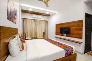 Uma cama ou camas num quarto em FabHotel Swaraj