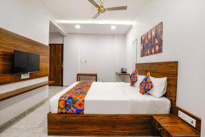 Uma cama ou camas num quarto em FabHotel Swaraj