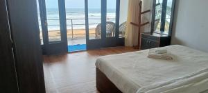 1 dormitorio con cama y vistas al océano en Seascape by Sand Sapphire en Canacona