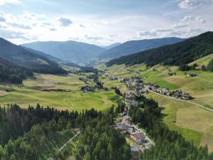 卡爾蒂奇的住宿－Appartementhaus Bergkristall，享有山谷中村庄的空中景致