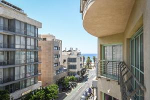 - Vistas a una calle de la ciudad desde un edificio en Elegant Sea-View Apartment with Mamad in the Heart of Tel Aviv by Sea N' Rent, en Tel Aviv