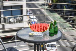 una mesa con dos botellas y un tazón de sandía en Elegant Sea-View Apartment with Mamad in the Heart of Tel Aviv by Sea N' Rent, en Tel Aviv