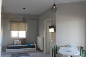 Un pat sau paturi într-o cameră la Yasmine Apartments and Rooms