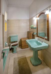 uma casa de banho com um lavatório verde e um WC em Vintage apartment KOLONAKI em Atenas