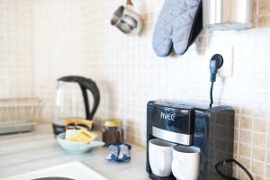 - une cafetière sur un comptoir dans la cuisine dans l'établissement Yasmine Apartments and Rooms, à Kato Daratso