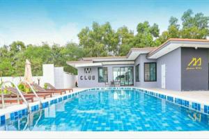 una casa con piscina frente a una casa en Modern Villa Hua Hin 华欣静家之私家SPA池独栋别墅, en Hua Hin