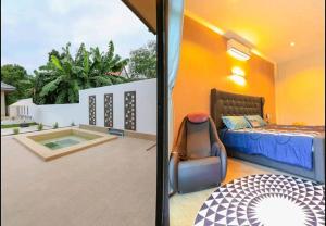 2 fotos de un dormitorio con cama y silla en Modern Villa Hua Hin 华欣静家之私家SPA池独栋别墅, en Hua Hin