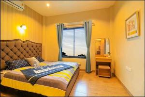a bedroom with a bed with a large window at Modern Villa Club House Hua Hin 18 私家SPA池独栋别墅 in Hua Hin +23 photos