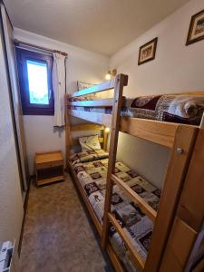 Ένα ή περισσότερα κρεβάτια σε δωμάτιο στο Appartement cosy, 4 personnes, 2 chambres - MER04