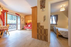 1 dormitorio con 1 cama y sala de estar en Cesa Ariale, en Canazei