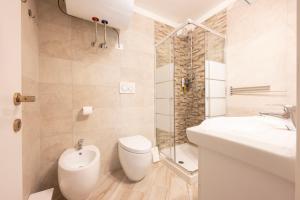 卡納澤伊的住宿－Cesa Ariale，浴室配有卫生间、盥洗盆和淋浴。
