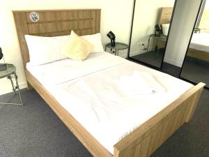 1 cama grande en una habitación con espejo en KOZYGURU FORTITUDE VALLEY HIGH LEVEL 2 BED APT + FREE PARKING QFV179-2612 en Brisbane