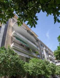 um edifício de apartamentos com escadas ao lado em Vintage apartment KOLONAKI em Atenas