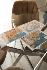 une table en verre avec deux cartes en haut dans l'établissement Doryana Luxury, à Naples