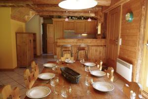 Η κουζίνα ή μικρή κουζίνα στο Chalet rénové, 8 personnes, 3 chambres - CH02 +7 φωτογραφίες