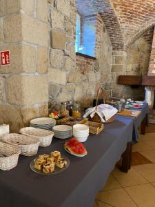 stół z talerzami jedzenia na górze w obiekcie Na Uboczu w mieście Gryfów Śląski
