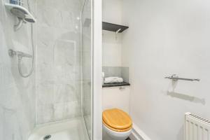 a white bathroom with a toilet and a shower at Luxury 3 bedroom Flat Trafalgar Square, Embankment, Waterloo in London