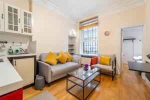 uma sala de estar com um sofá e uma mesa em Luxury 3 bedroom Flat Trafalgar Square, Embankment, Waterloo em Londres