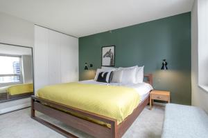 a bedroom with a bed and a green wall at River N 2BR w Gym WD nr Magnificent Mile CHI-164 in Chicago +23 photos