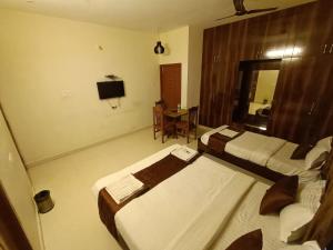 TV a/nebo společenská místnost v ubytování Hotel BlueSky Ramapuram