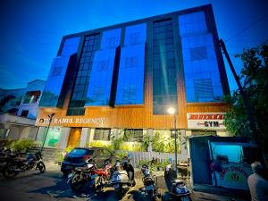 un grupo de motocicletas estacionadas frente a un edificio en Hotel Rahul Regency, Aurangabad, en Aurangabad