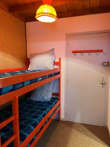 Cette chambre comprend 2 lits superposés et une porte. dans l'établissement Portillo 64, à Uvernet