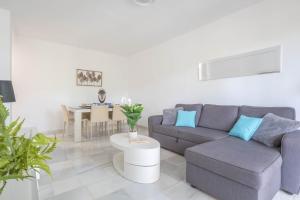 een woonkamer met een bank en een tafel bij Apartamento Viveros Marbella in Marbella