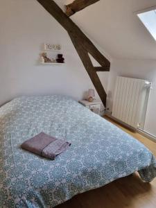1 dormitorio con 1 cama con colcha azul en les glycines en Saint-Marien