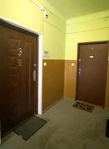 una habitación vacía con dos puertas en una habitación en Fantastic - NS54 Room K, en Varsovia
