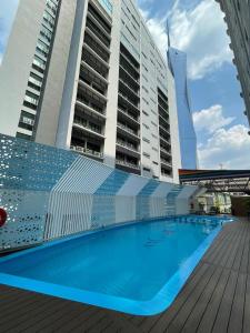 una piscina en la terraza de un crucero en AnCasa Hotel Kuala Lumpur, Chinatown by AnCasa Hotels & Resorts en Kuala Lumpur