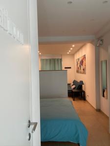 een slaapkamer met een bed en een stoel in een kamer bij Namastè monolocale in Ancona