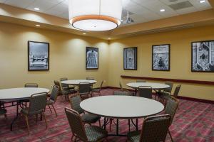 una sala de conferencias con mesas, sillas y cuadros en la pared en Holiday Inn Ardmore, an IHG Hotel en Ardmore