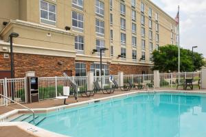 阿德莫爾的住宿－Holiday Inn Ardmore, an IHG Hotel，大楼前的大型游泳池