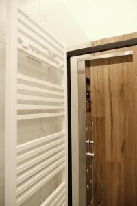 un armadio con porta a vetri e doccia di Doryana Luxury a Napoli