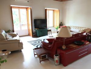 ein Wohnzimmer mit Sofa und Tisch in der Unterkunft São Vicente House in Lissabon