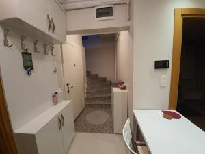 Habitación con escalera, mostrador blanco y escalera. en Cozy 3 Room Duplex With Terrace, en Estambul