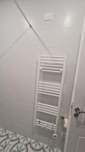 La salle de bains est pourvue d'un miroir et d'une douche. dans l'établissement -Bujtina 31-, à Korçë