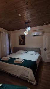 - une chambre avec 2 lits et un lustre dans l'établissement -Bujtina 31-, à Korçë